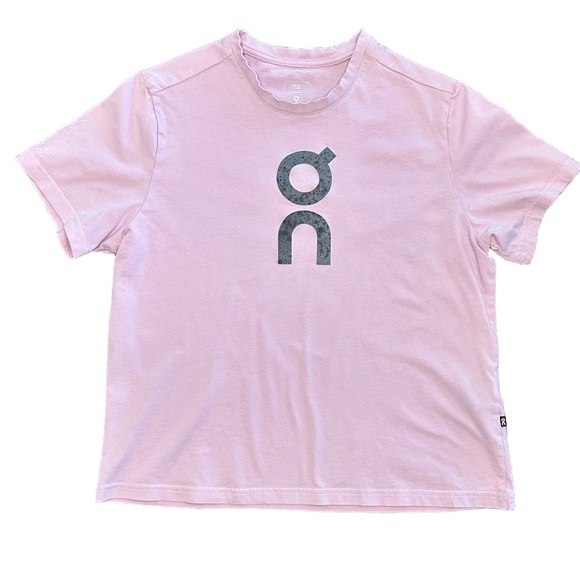 Women’s On pink/purple logo graphic T-shirt. Medium. On Clouds/ On running New - Picture 5 of 9